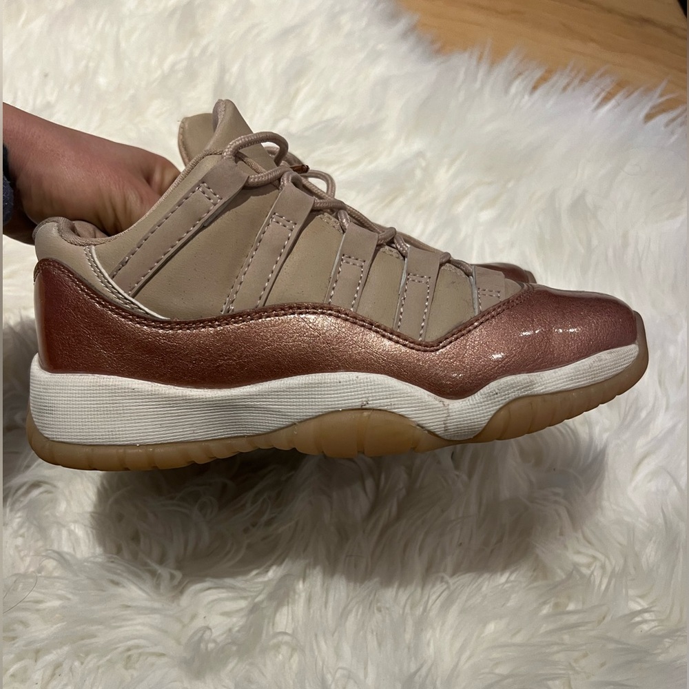 Women’s pink Jordans size 7